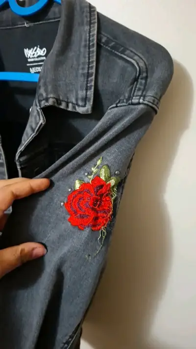 Chaqueta de mezclilla negra con bordado de rosa - miniatura 2
