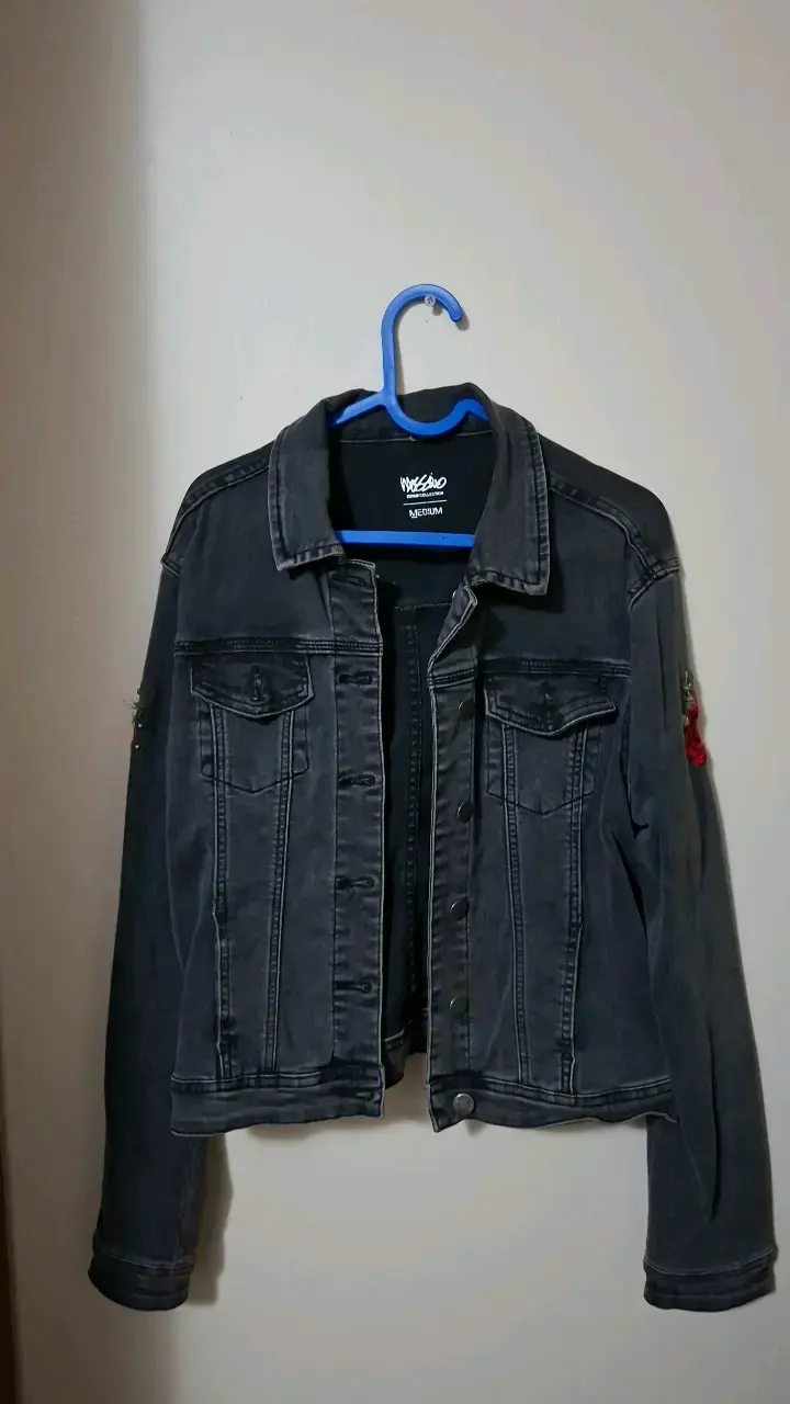 Chaqueta de mezclilla negra con bordado de rosa - 3