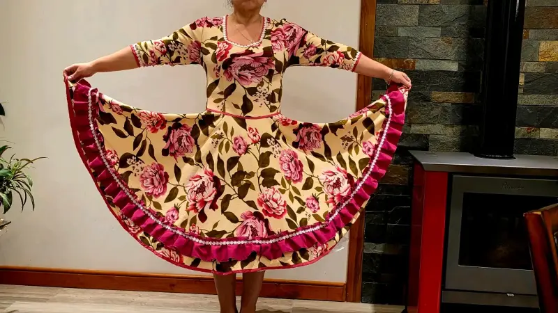 Vestido de baile folclórico con estampado floral - 1