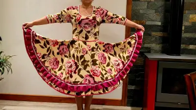 Vestido de baile folclórico con estampado floral - miniatura 1