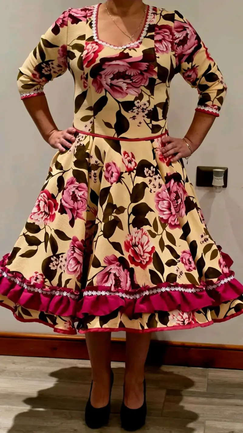 Vestido de baile folclórico con estampado floral - 2
