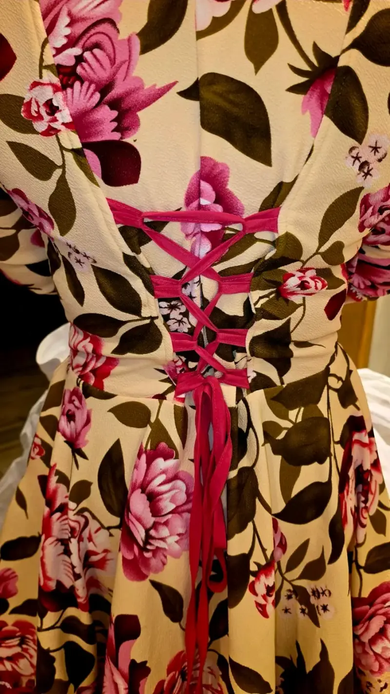 Vestido de baile folclórico con estampado floral - 3