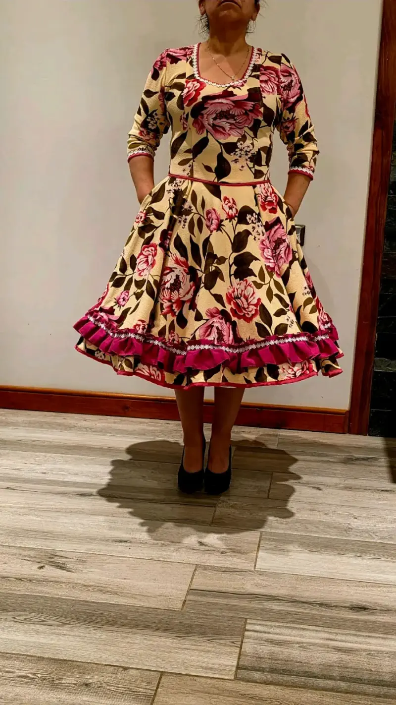 Vestido de baile folclórico con estampado floral - 6