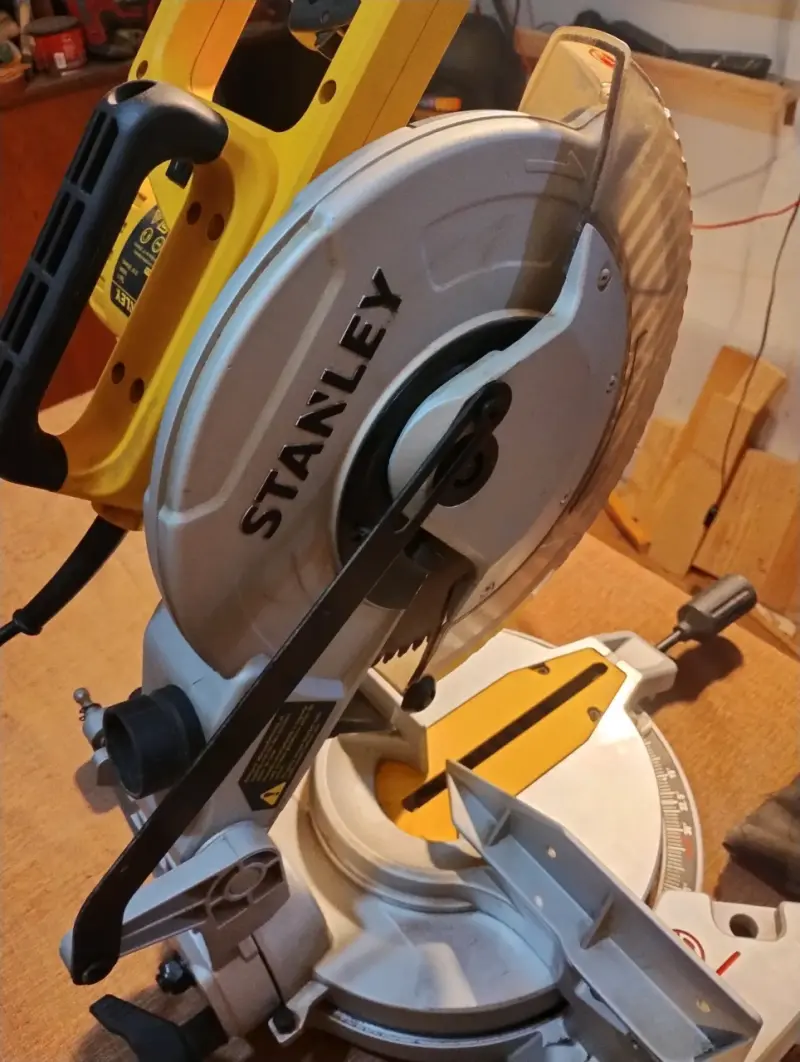 Sierra Ingleteadora Stanley con Base Ajustable - 4