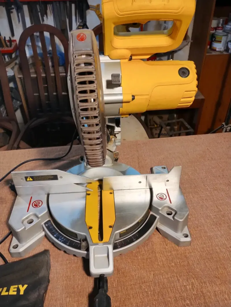Sierra Ingleteadora Stanley con Base Ajustable - 5