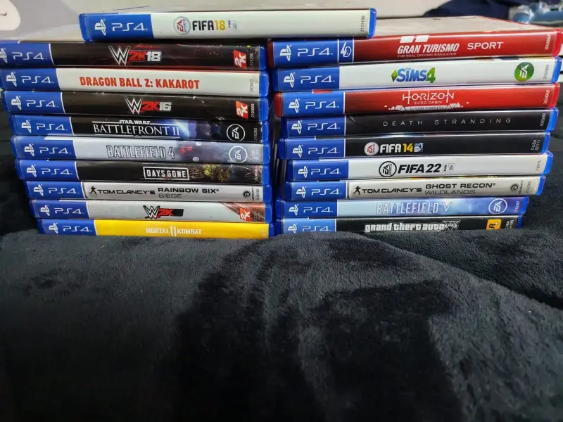 Consola PS4 Pro con juegos y accesorios - 1