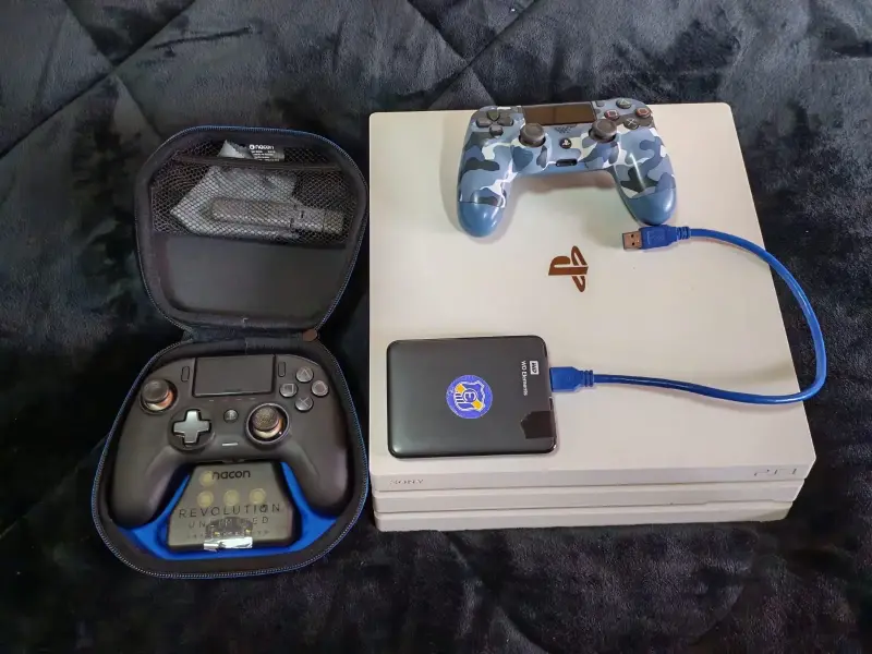 Consola PS4 Pro con juegos y accesorios - 2