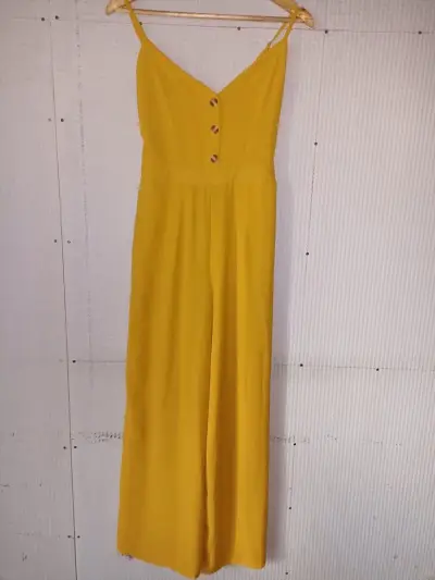 Enterito amarillo con botones decorativos - miniatura 2