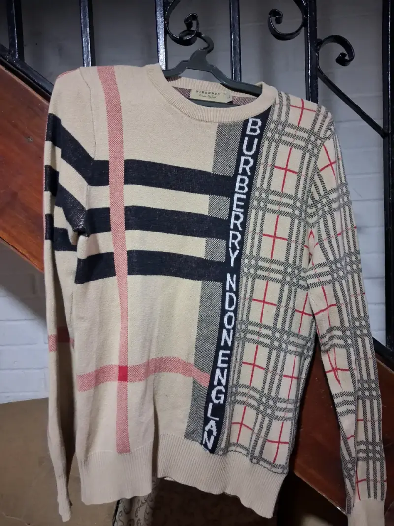 Suéter Burberry beige con diseño clásico - 1