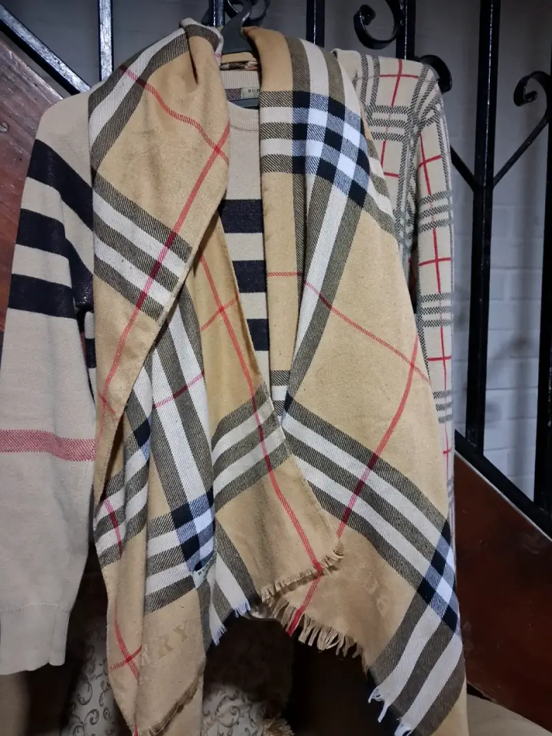 Suéter Burberry beige con diseño clásico - 2