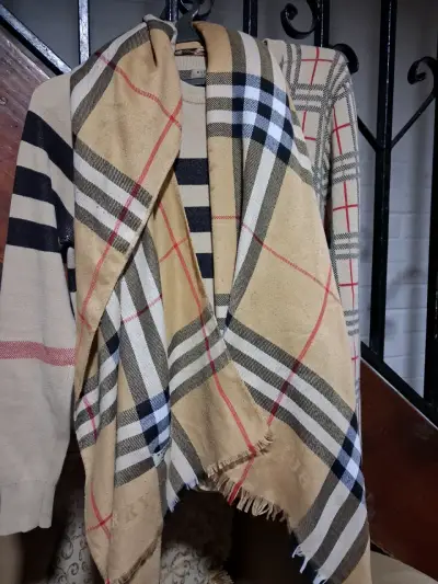 Suéter Burberry beige con diseño clásico - miniatura 2
