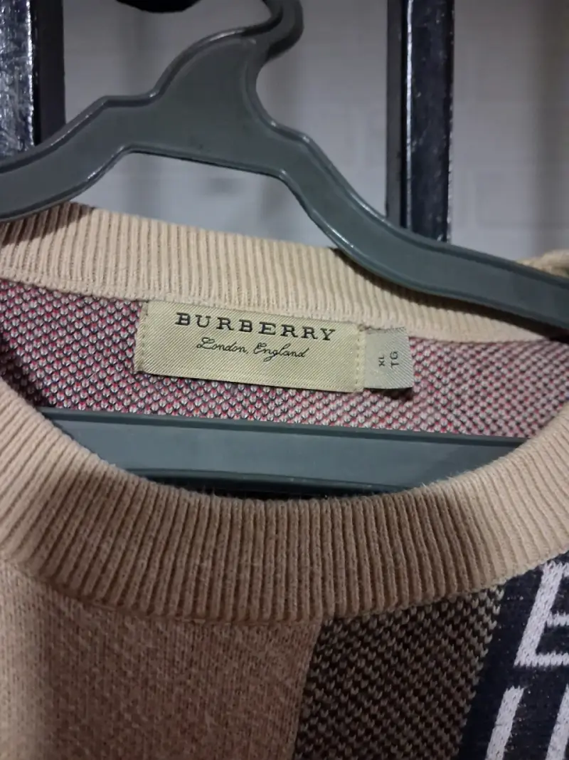 Suéter Burberry beige con diseño clásico - 3