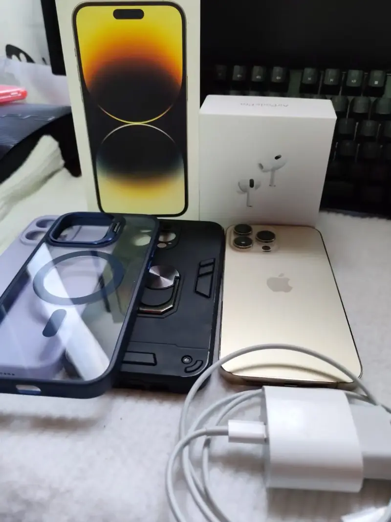 iPhone 14 Pro Max con AirPods Pro y accesorios - 1