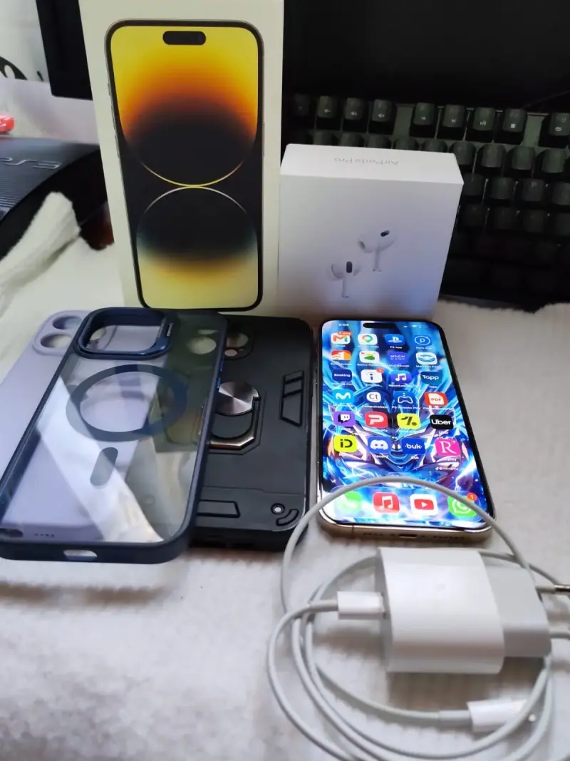 iPhone 14 Pro Max con AirPods Pro y accesorios - 2