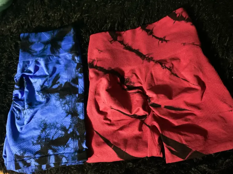 Shorts deportivos tie-dye azul y rojo - 1