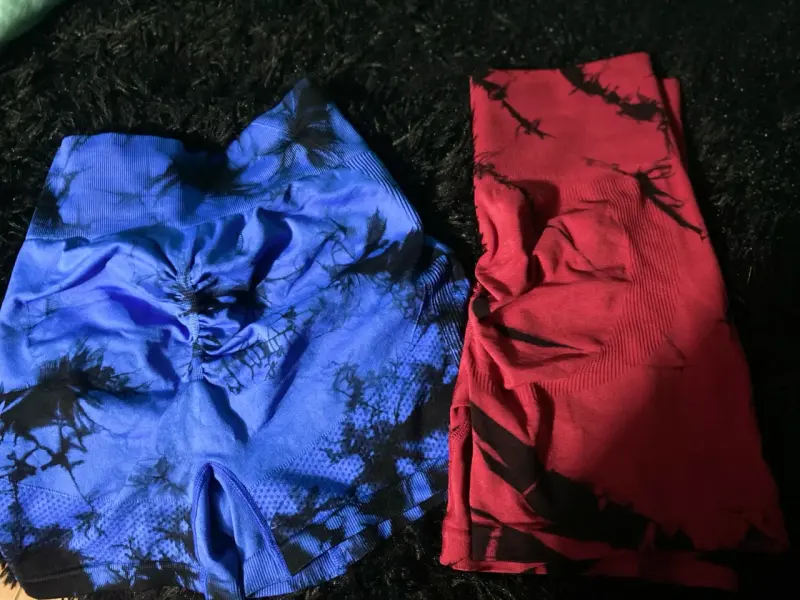 Shorts deportivos tie-dye azul y rojo - 2
