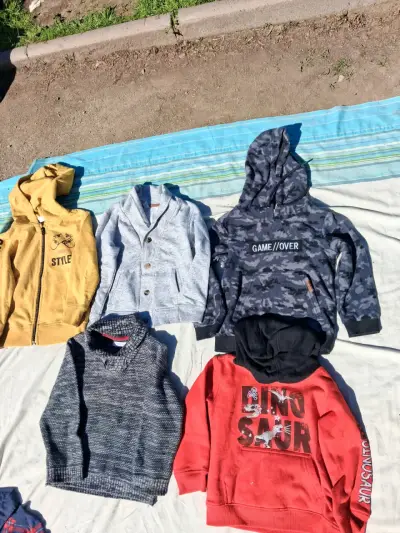 Ropa de niño variada con chaqueta azul - miniatura 3