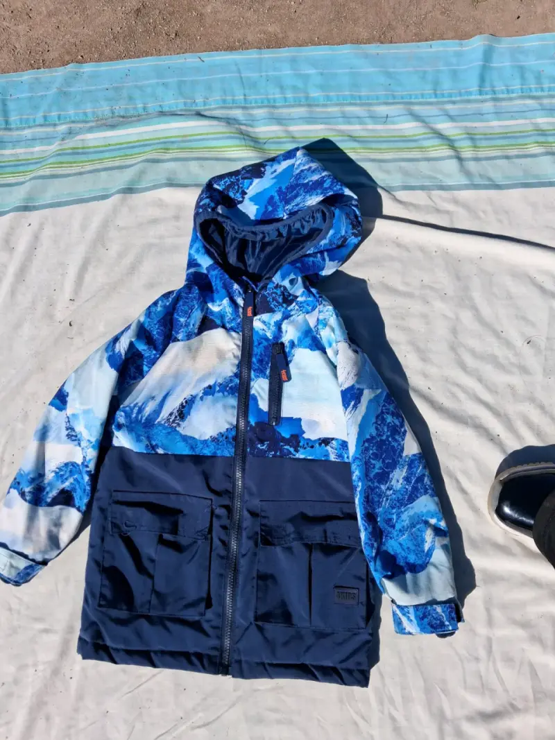Ropa de niño variada con chaqueta azul - 4