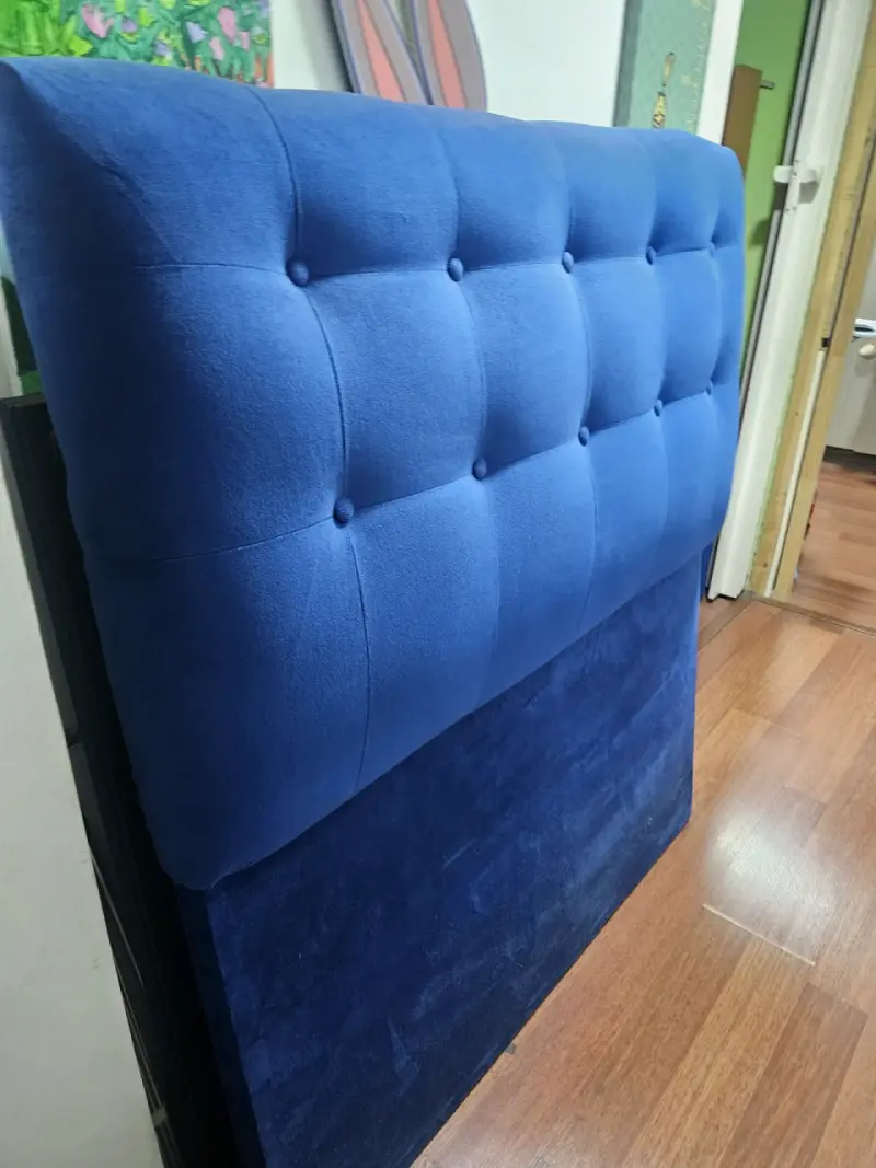 Cabecera de cama azul acolchada en buen estado - 1