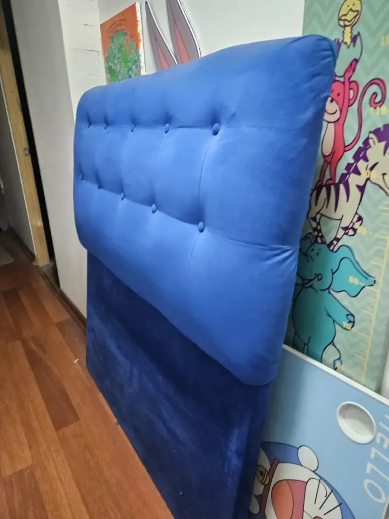 Cabecera de cama azul acolchada en buen estado - 2