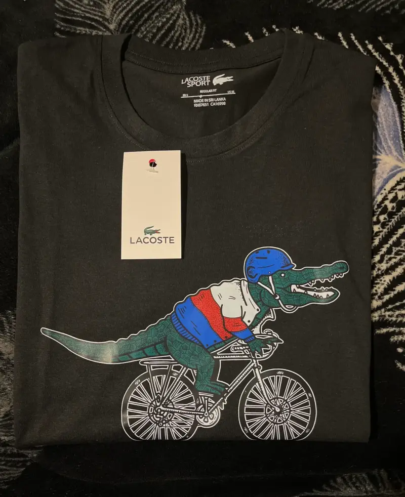 Polera Lacoste Sport con diseño de cocodrilo