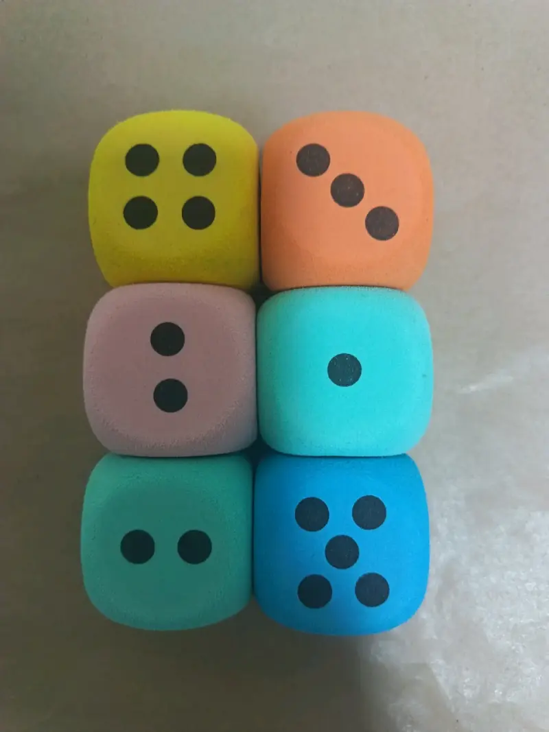 Dados de espuma multicolor para juegos - 1