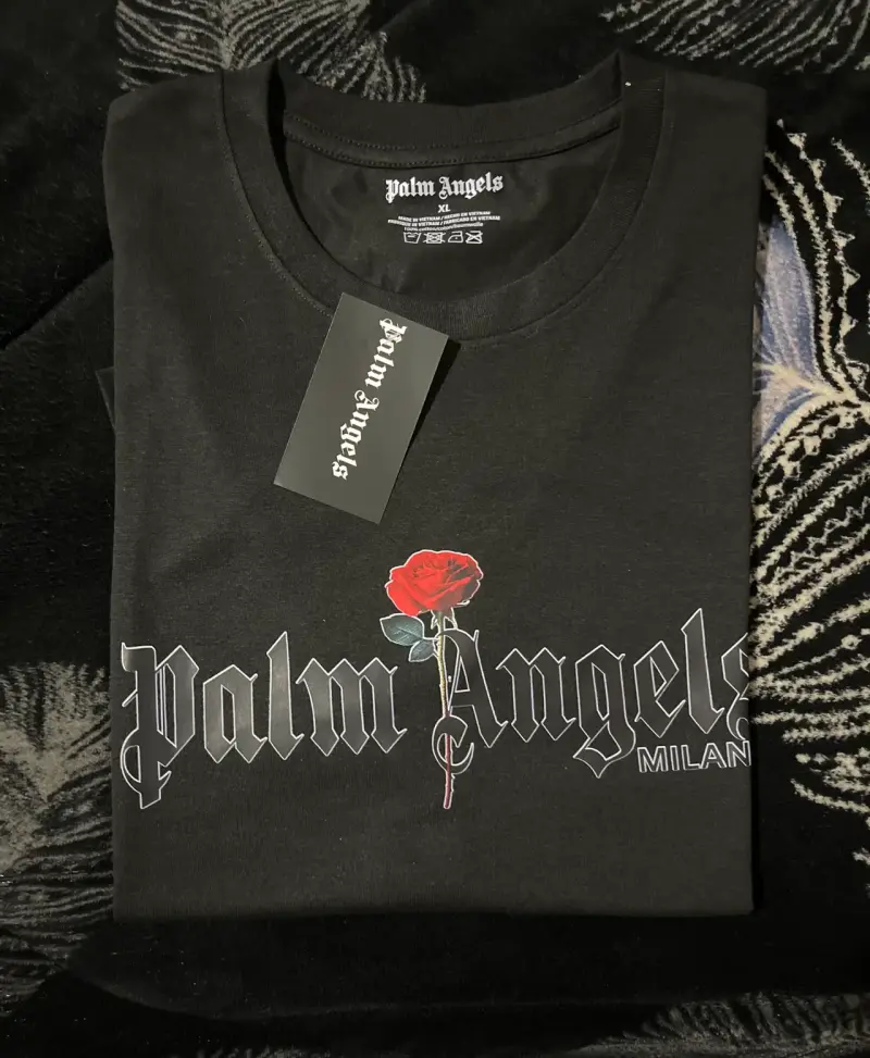 Polera Palm Angels Negra con Estampado de Rosa