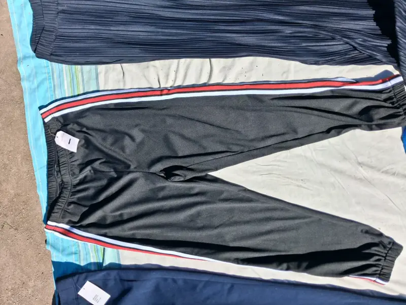 Pantalones deportivos negros con franjas laterales