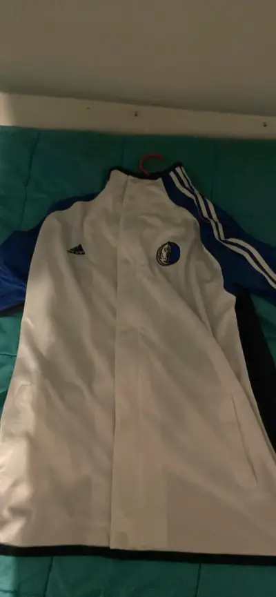 Chaqueta Adidas NBA Dallas Mavericks blanca y azul - miniatura 1