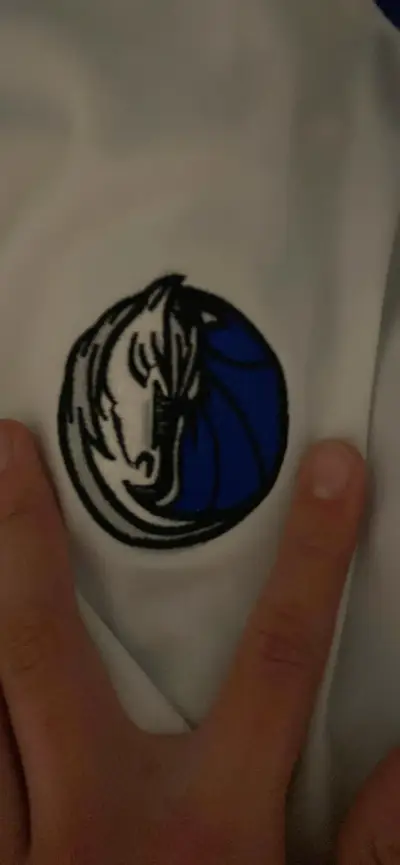 Chaqueta Adidas NBA Dallas Mavericks blanca y azul - miniatura 3
