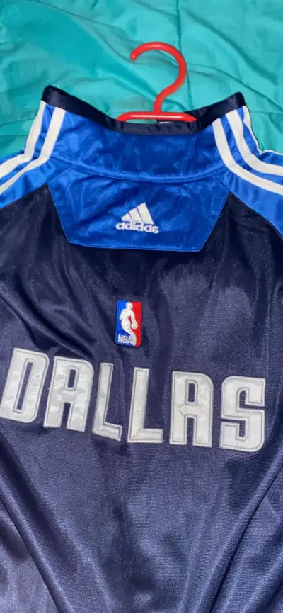 Chaqueta Adidas NBA Dallas Mavericks blanca y azul - miniatura 5