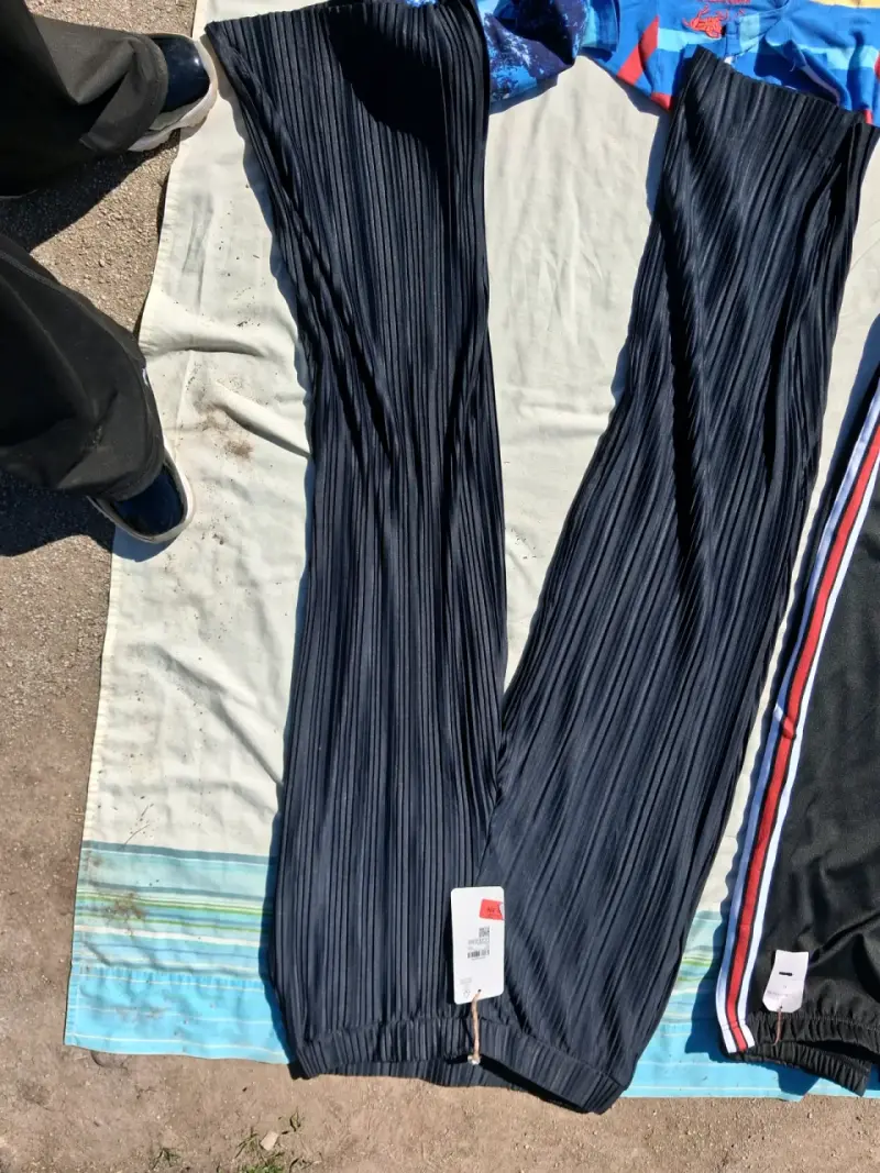 Pantalones plisados negros para mujer