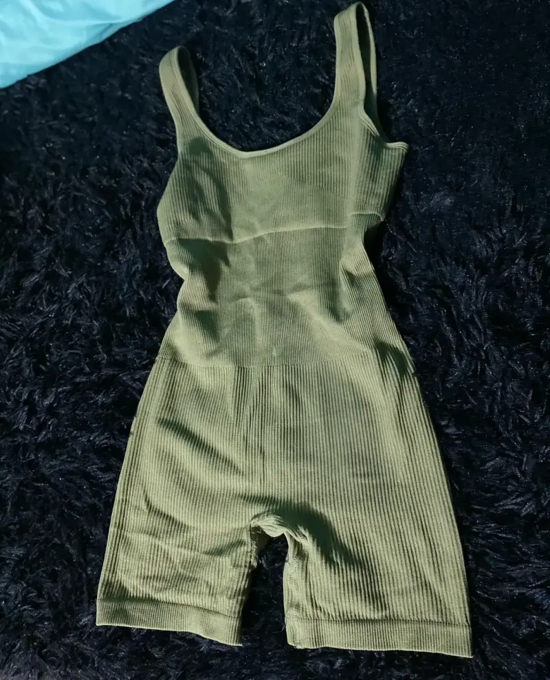 Enterito corto verde oliva para mujer - 1
