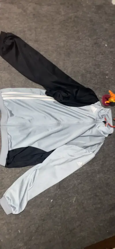 Chaqueta deportiva Adidas gris y negra - miniatura 1