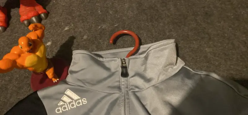 Chaqueta deportiva Adidas gris y negra - 2