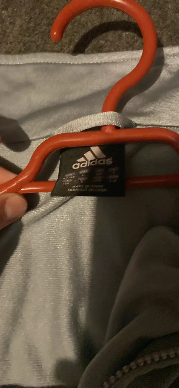 Chaqueta deportiva Adidas gris y negra - 3