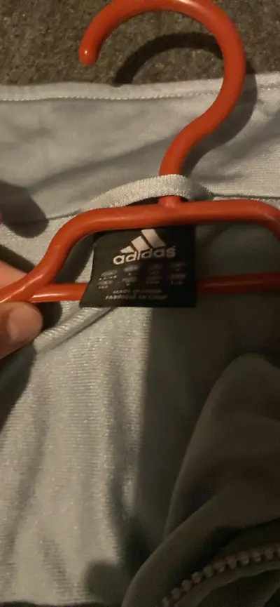 Chaqueta deportiva Adidas gris y negra - miniatura 3
