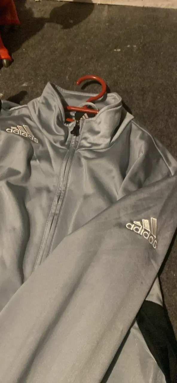 Chaqueta deportiva Adidas gris y negra - 6