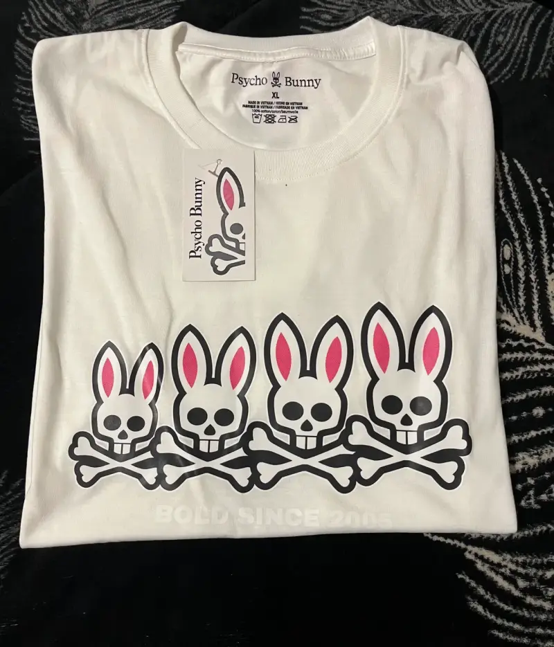 Polera blanca Psycho Bunny con diseño de calaveras