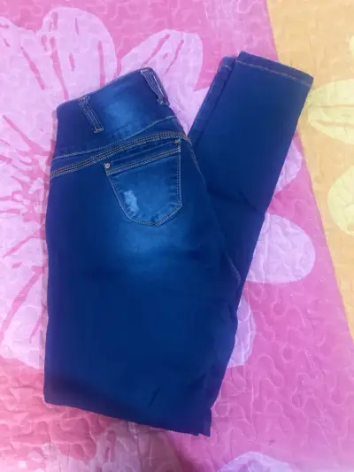Jeans azul oscuro para mujer con diseño moderno - miniatura 1