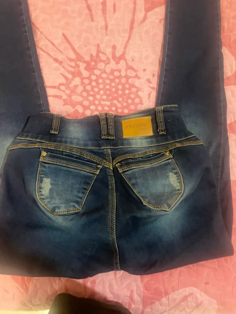 Jeans azul oscuro para mujer con diseño moderno - 2