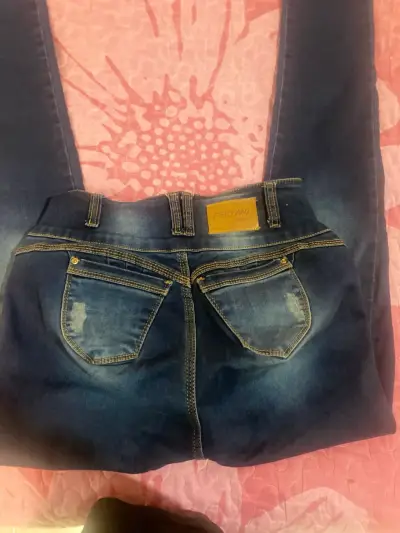 Jeans azul oscuro para mujer con diseño moderno - miniatura 2