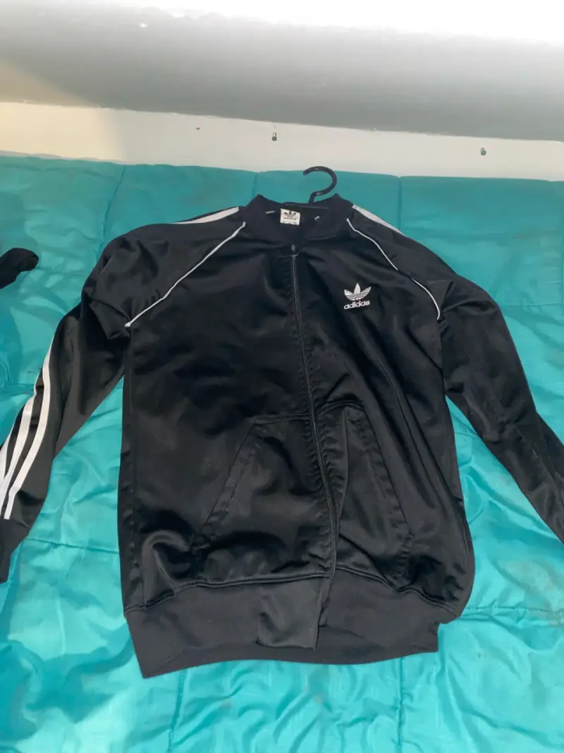 Chaqueta deportiva negra Adidas con logo - 1