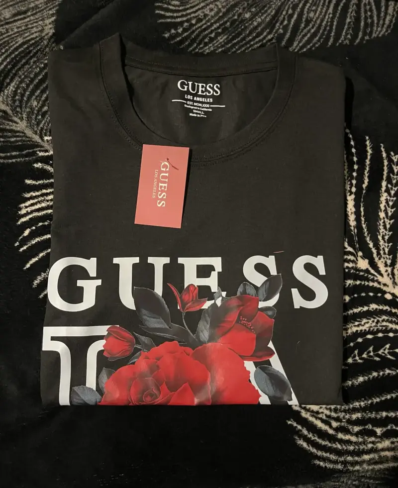 Polera Negra Guess con Diseño Floral