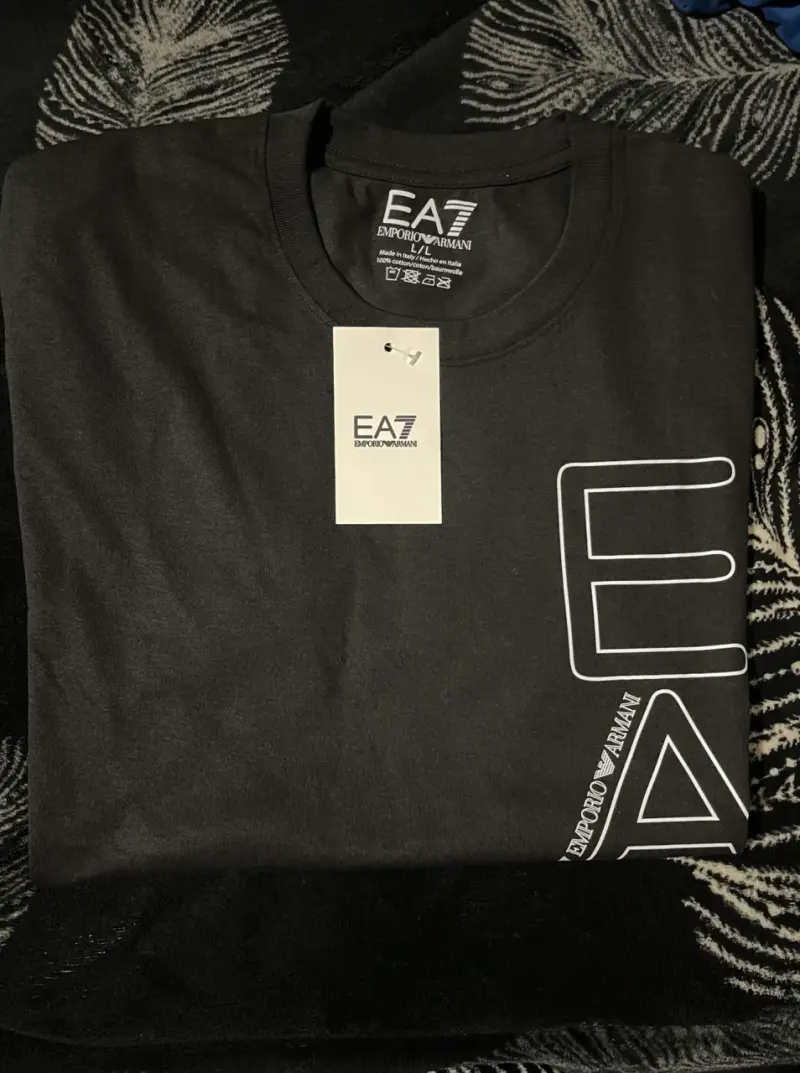 Polera negra EA7 Emporio Armani para hombre
