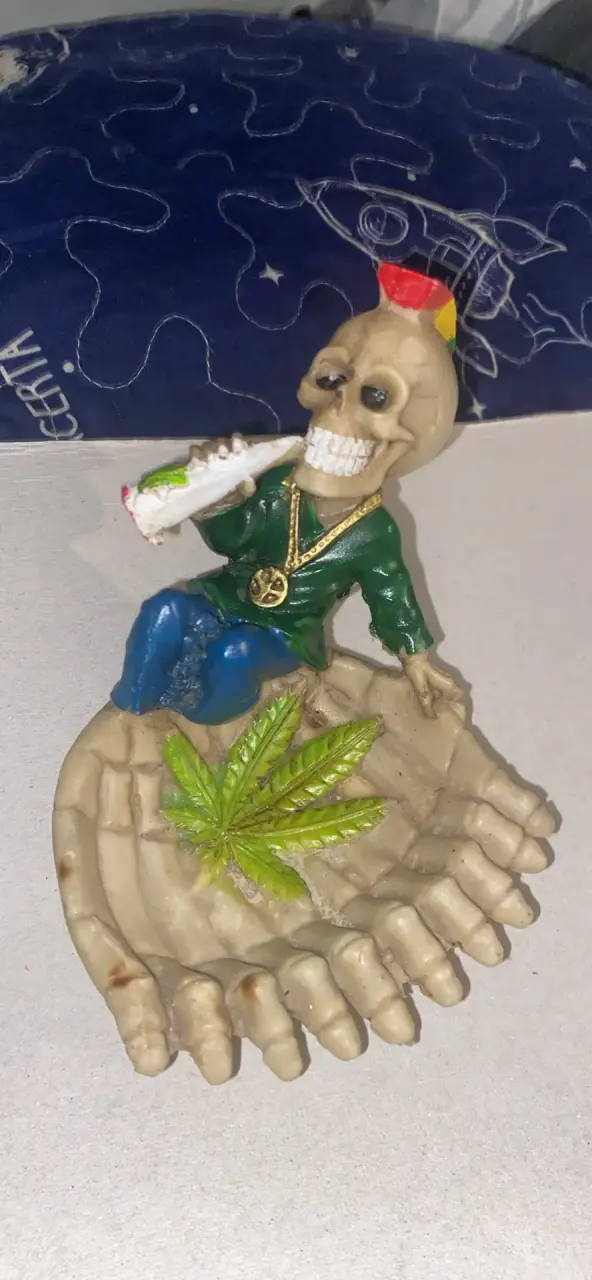 Cenicero decorativo calavera con hoja de cannabis