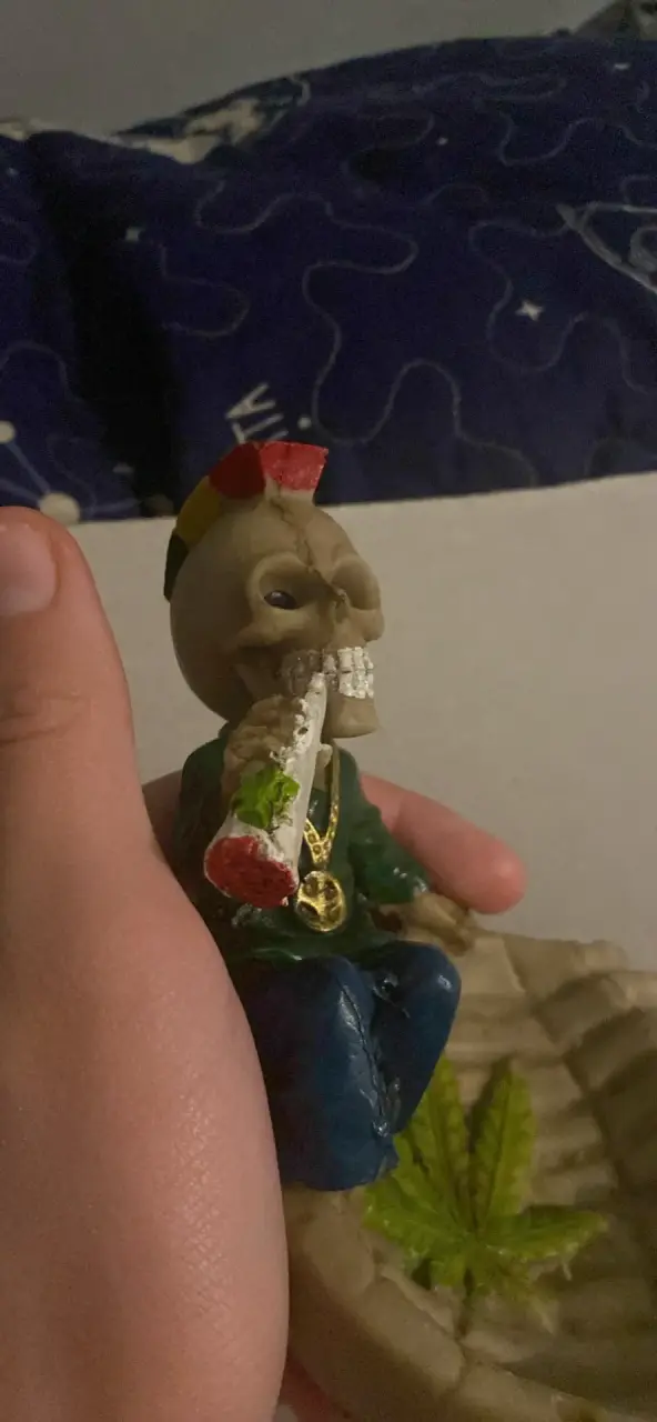 Cenicero decorativo calavera con hoja de cannabis - 2