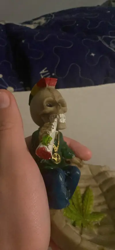 Cenicero decorativo calavera con hoja de cannabis - miniatura 2