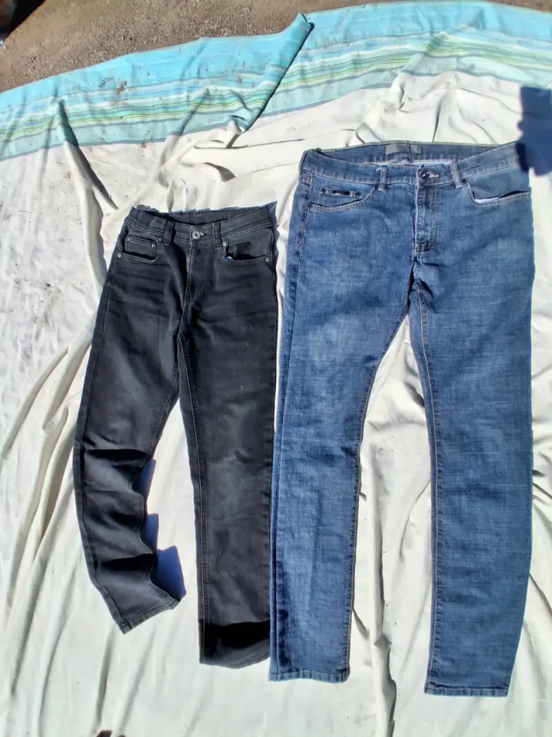 Lote de jeans para hombre y mujer en azul y negro - 1