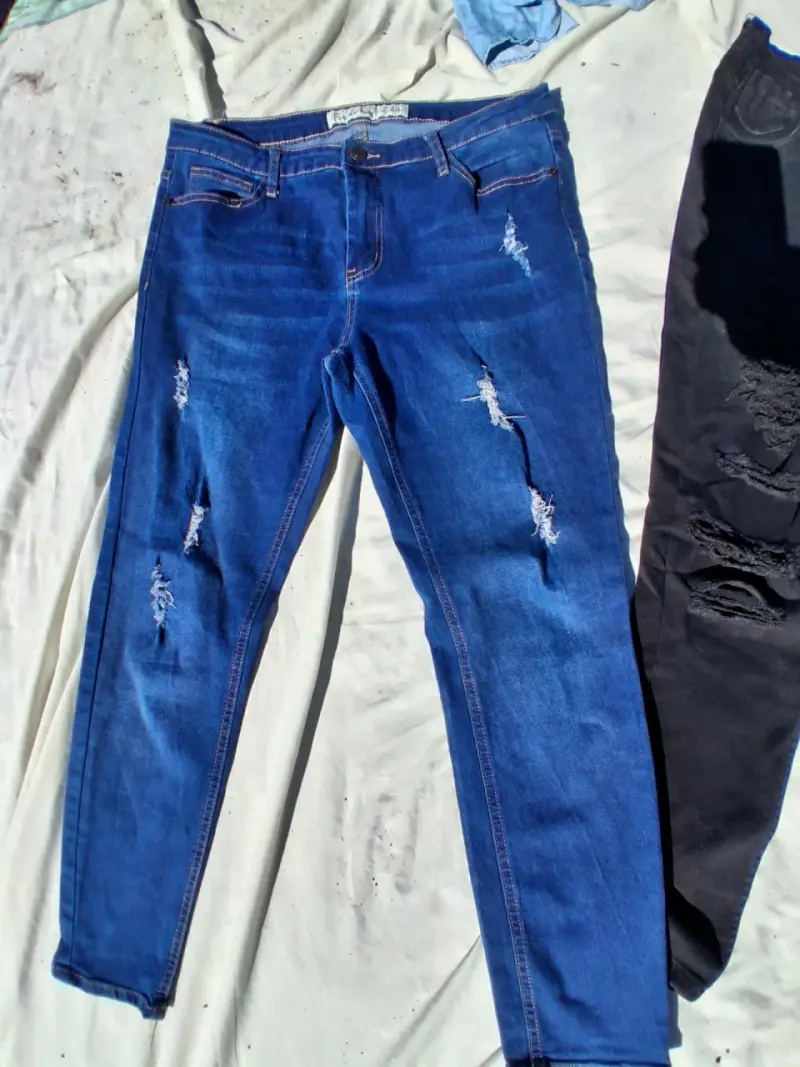 Lote de jeans para hombre y mujer en azul y negro - 2